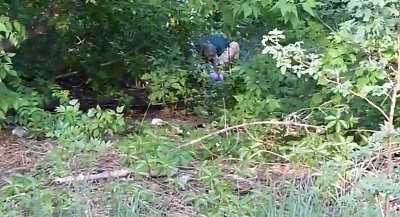 В парке чурбан лижет пизду русской любовнице