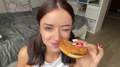 Русская девушка реально трахается со сводным братом за бургер